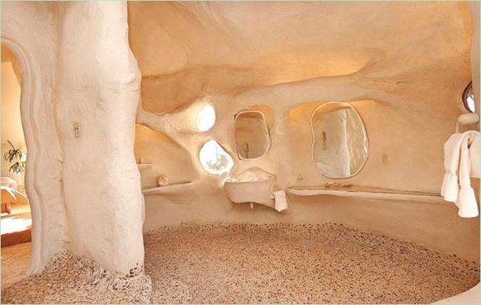 Badeværelset i Flintstone Cavern House i Malibu
