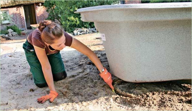 Installation af en plastbeholder til en dam