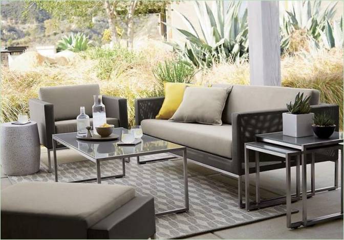 Crate & Barrel's moderne møbler til gårdspladsen Moderne møbler i baghaven i et Crate &; Barrel hjem