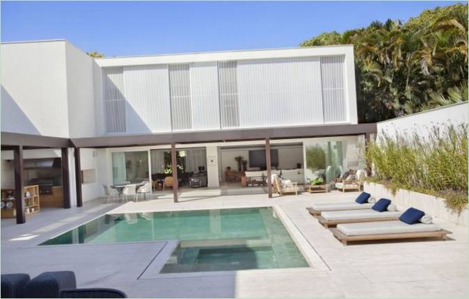 Poolterrassen på et landsted i Brasilien