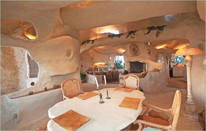 Spisestuen i Flintstones' hulehus i Malibu
