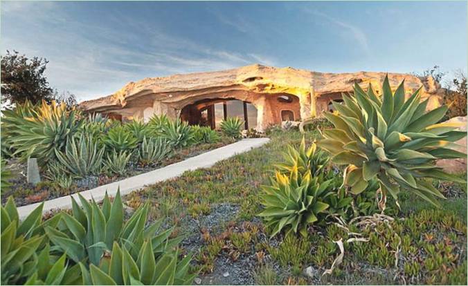 Landskabspleje af Flintstone Cave House i Malibu